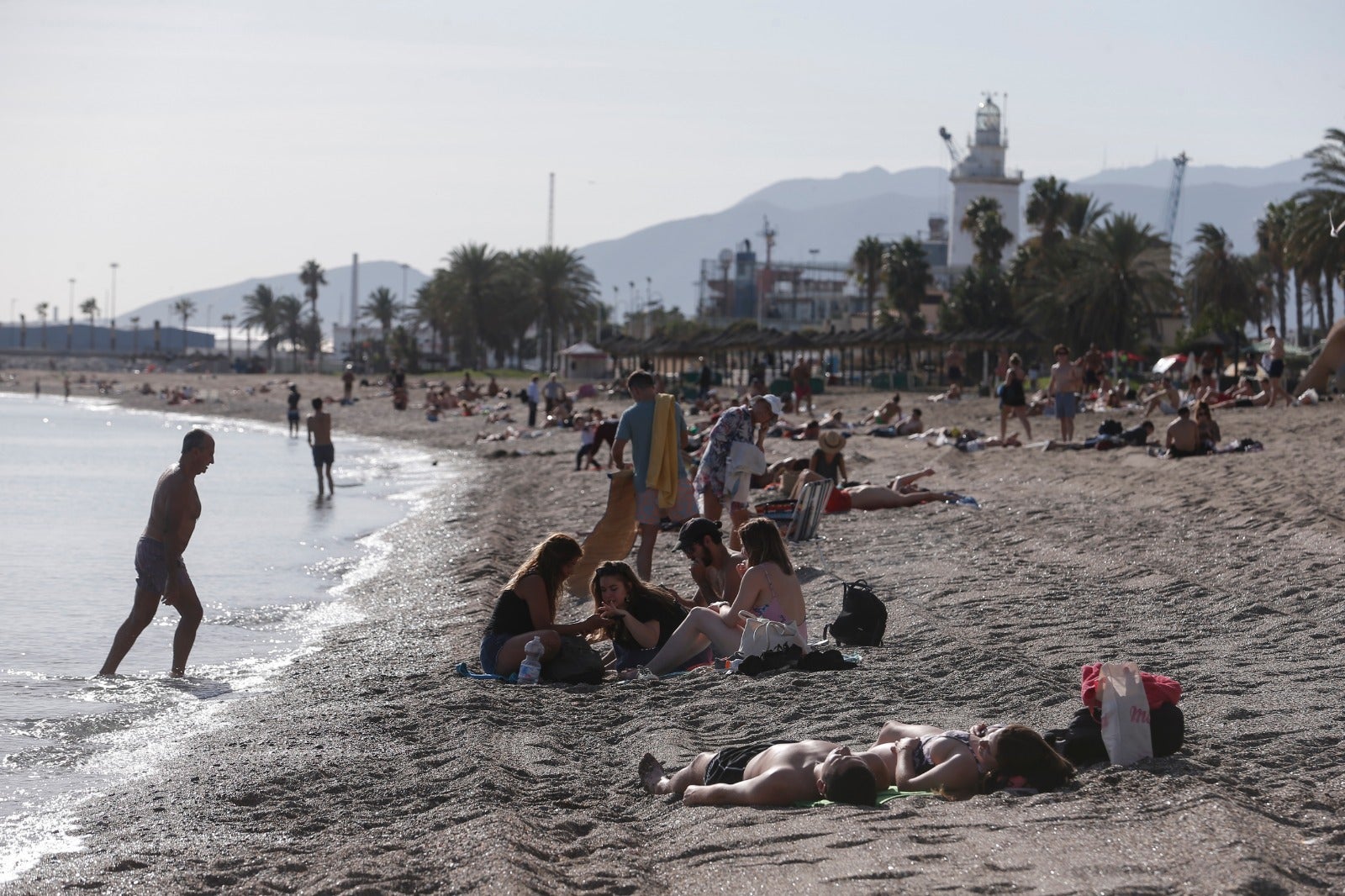 Los termómetros han llegado a los 27 grados y hay quien, incluso, se ha atrevido a darse un chapuzón