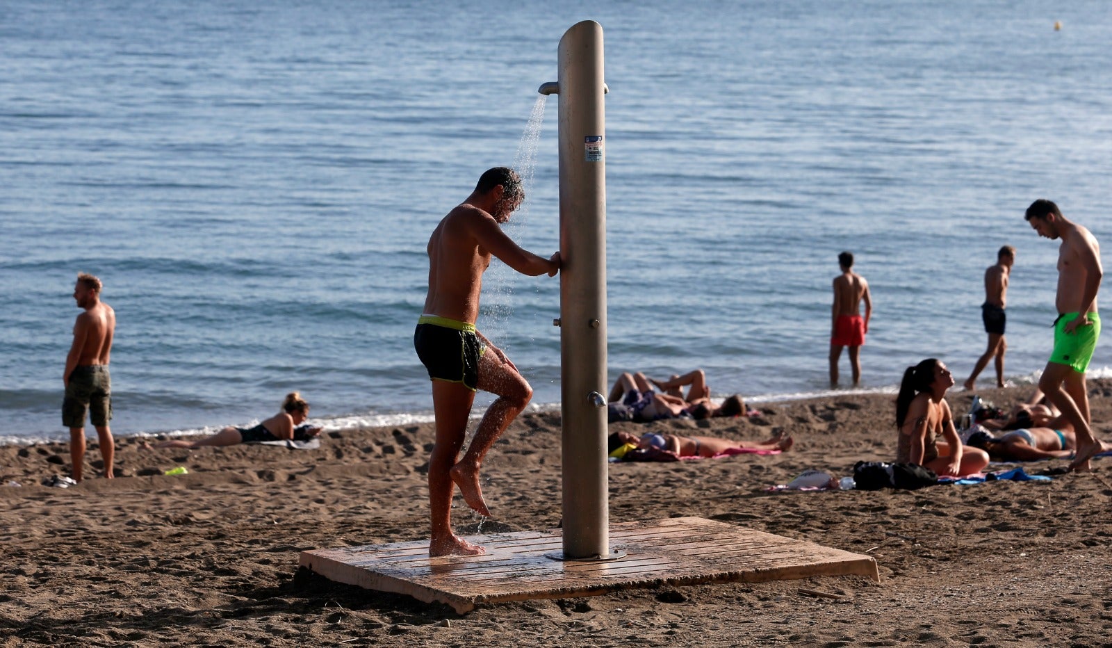 Los termómetros han llegado a los 27 grados y hay quien, incluso, se ha atrevido a darse un chapuzón