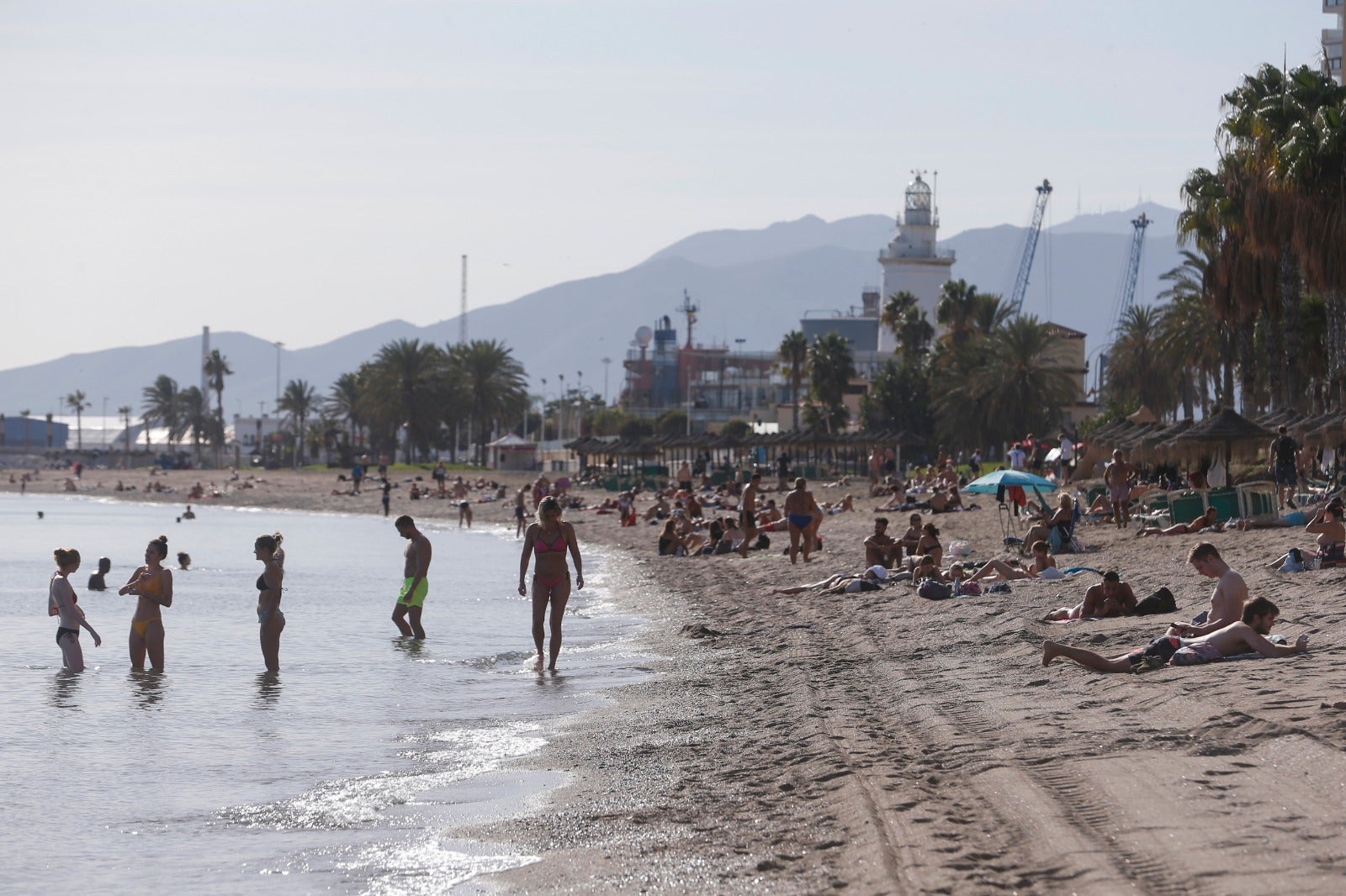 Los termómetros han llegado a los 27 grados y hay quien, incluso, se ha atrevido a darse un chapuzón