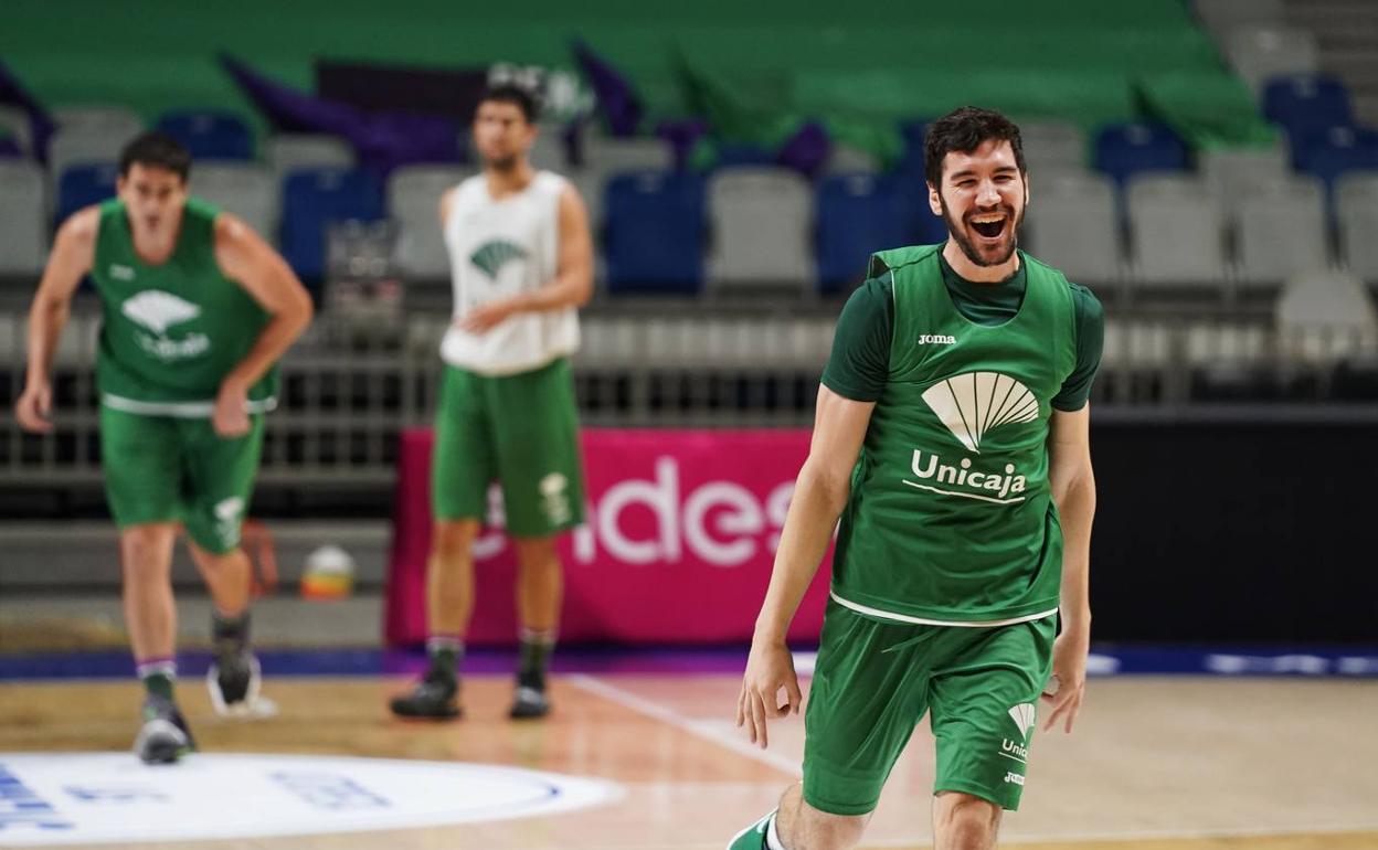 Darío Brizuela bromea con sus compañeros en un entrenamiento tras anotar un triple. 