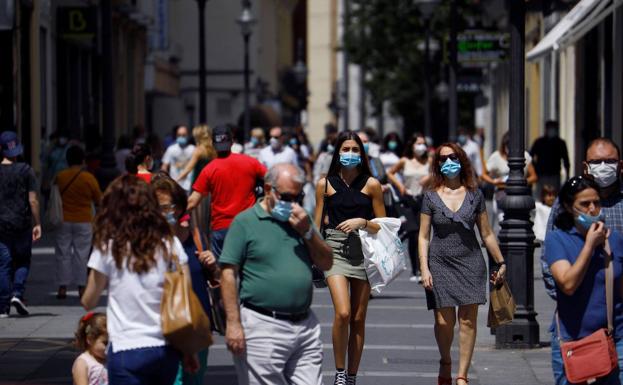 Los españoles usan la misma mascarilla muchas más horas de las recomendadas, según una encuesta de la OCU