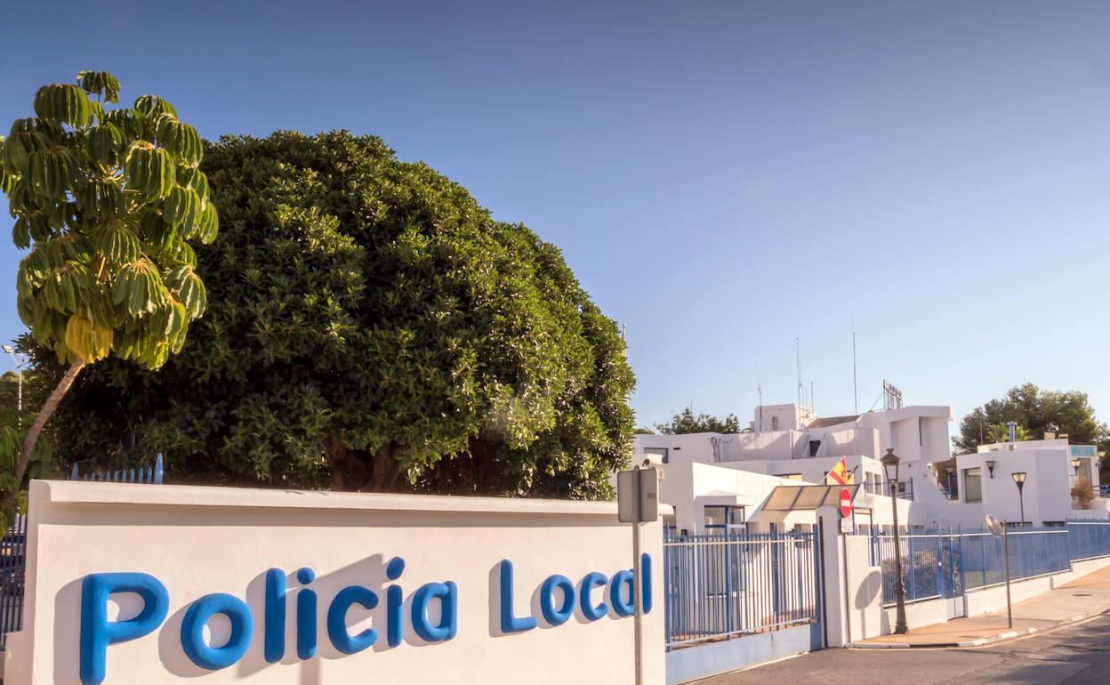 Exterior de la Jefatura de la Policía Local en Estepona. 