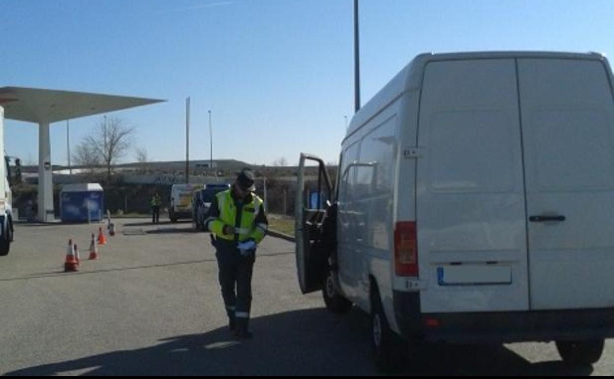Campaña de la DGT: La Guardia Civil inspecciona con lupa las furgonetas en Málaga
