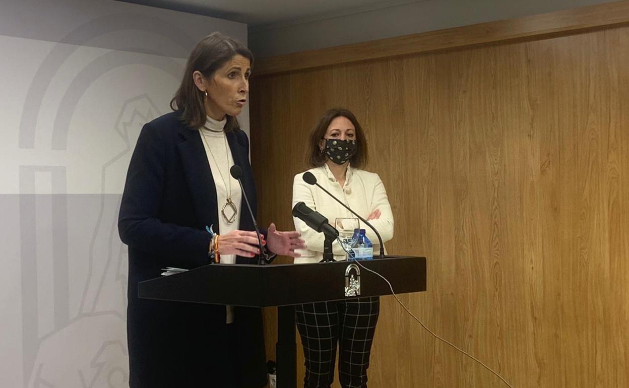 Las delegadas de Educación, Mercedes García Paine, y del Gobierno andaluz, Patricia Navarro. 