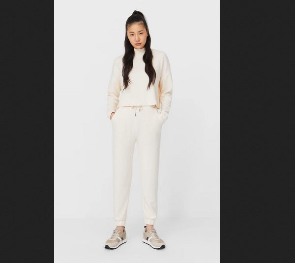 Stradivarius es una de las firmas del imperio Inditex que más fuerte ha apostado este invierno por el chándal. Su nueva colección incluye múltiples opciones, como esta en crema con el pantalón de tiro alto ajustado al tobillo combinado con jersey con cuello subido. Precio: 19,99 el pantalón y 15,99 la parte de arriba.