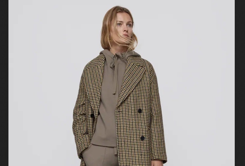 Zara tampoco se resiste a la prenda de moda. El estilo 'comfy' arrasa en plena pandemia y el buque insignia de Inditex lo incorpora a su colección con aires sofisticados. ¿Su objetivo? Que arriesguemos y lo combinemos con prendas más formales como un abrigo masculino oversize o unos tacones para sacar sobresaliente en estilo. Ideal este modelo en color topo. Pantalón: 25,95 euros.