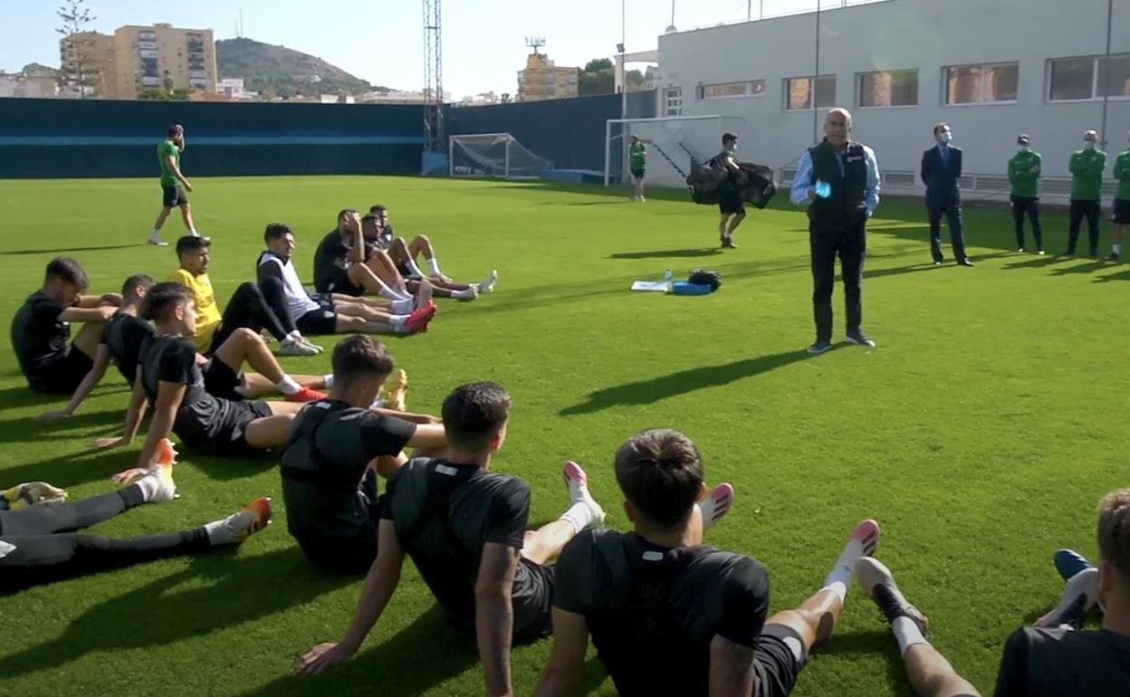 Jugadores del Málaga atienden a la breve ponencia de Florentino Villabona, director de Integridad y Seguridad de LaLiga, en el Anexo de La Rosaleda.
