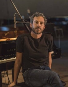 Imagen secundaria 2 - Jose Carra, durante un concierto en el Castillo de Gibralfaro y (abajo), en el estudio de grabación junto a un detalle de la portada de su nuevo disco.