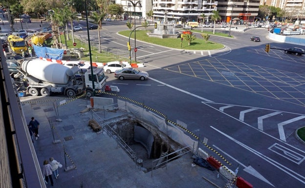 Tajo abierto en la esquina donde está la sucursal del Deutsche Bank. 