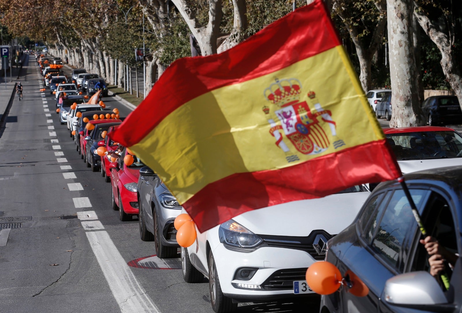 Convocada por la plataforma Más libres, Más plurales, Más iguales -reúne a centros privados y privados concertados- profesores, padres y ciudadanos se han montado en sus vehículos para denunciar esta nueva ley educativa.