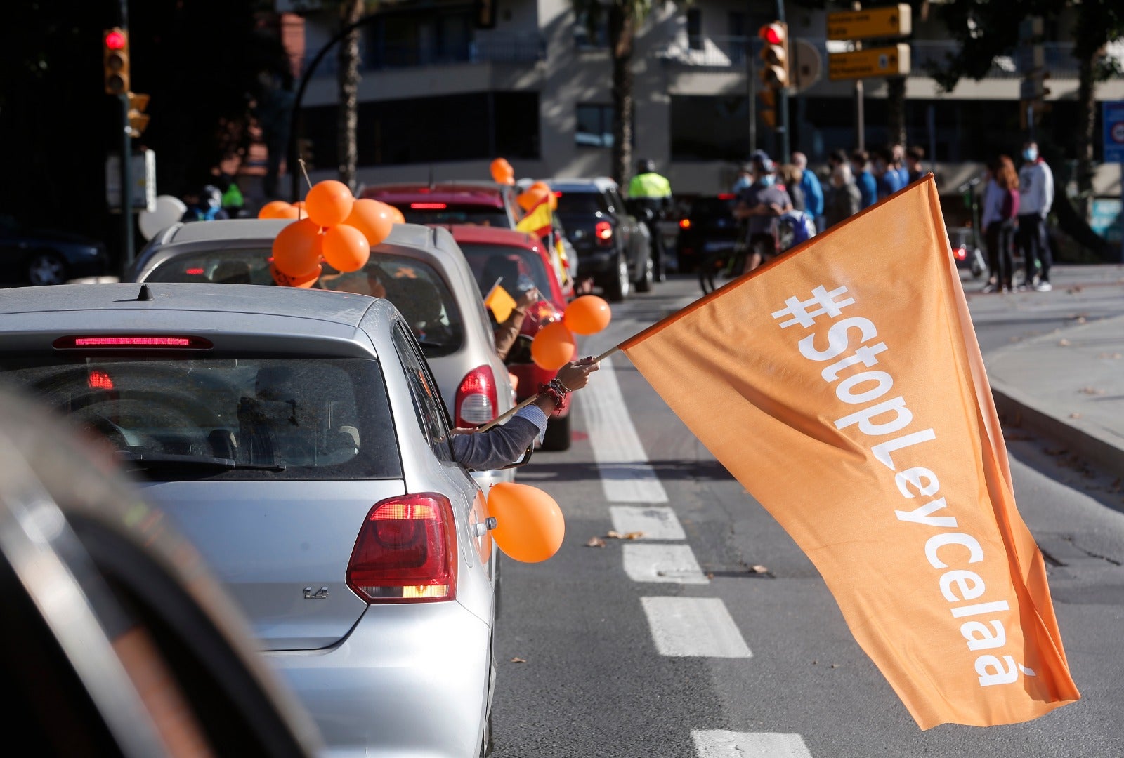 Convocada por la plataforma Más libres, Más plurales, Más iguales -reúne a centros privados y privados concertados- profesores, padres y ciudadanos se han montado en sus vehículos para denunciar esta nueva ley educativa.