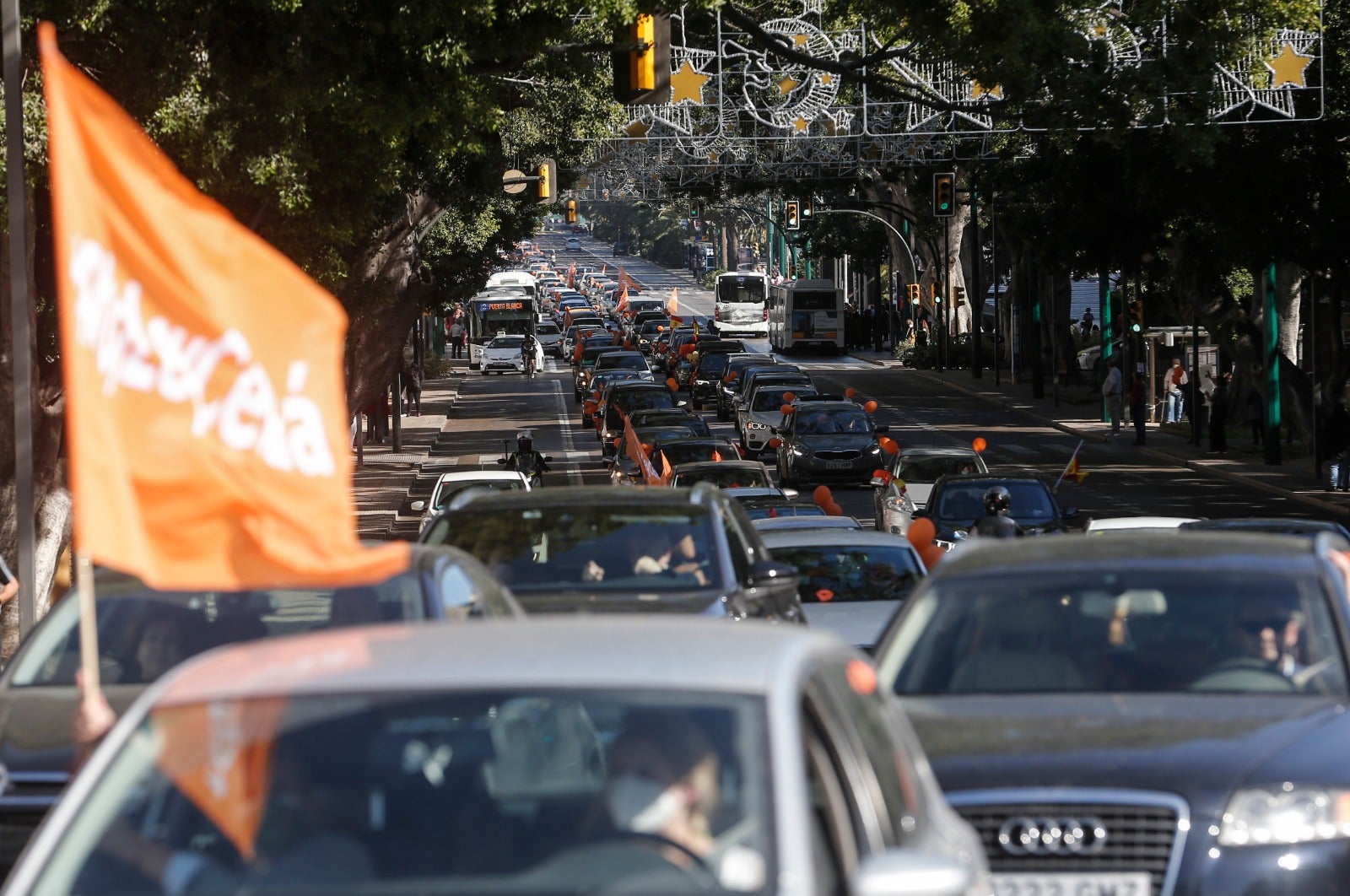 Convocada por la plataforma Más libres, Más plurales, Más iguales -reúne a centros privados y privados concertados- profesores, padres y ciudadanos se han montado en sus vehículos para denunciar esta nueva ley educativa.