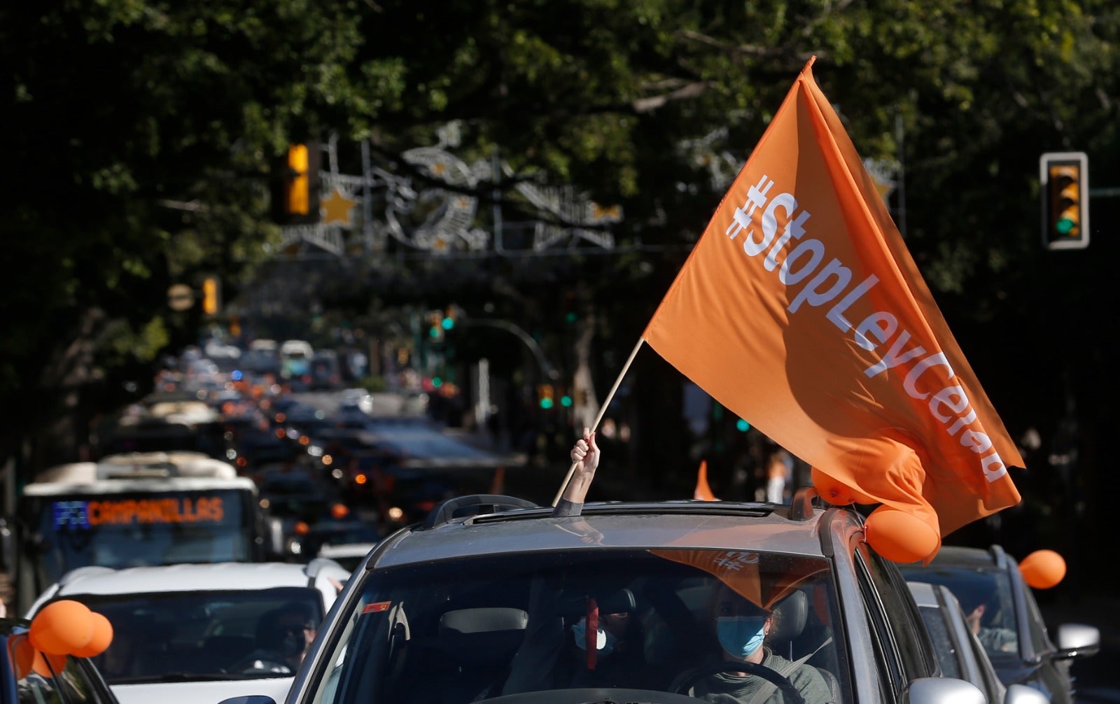 Convocada por la plataforma Más libres, Más plurales, Más iguales -reúne a centros privados y privados concertados- profesores, padres y ciudadanos se han montado en sus vehículos para denunciar esta nueva ley educativa.