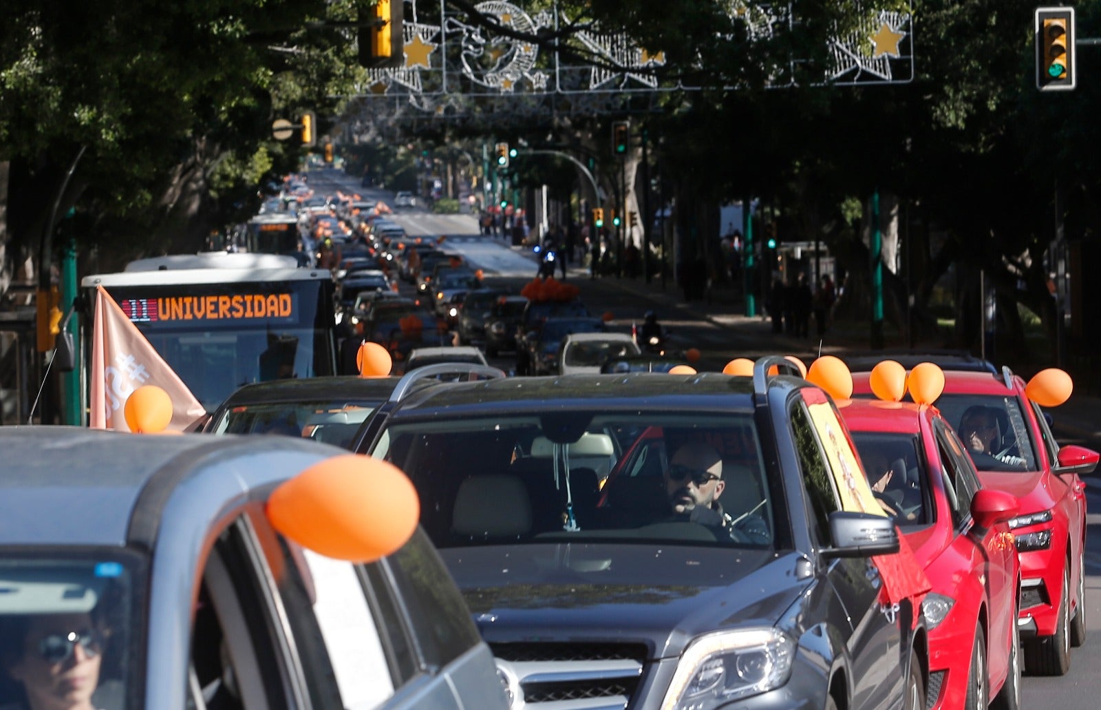 Convocada por la plataforma Más libres, Más plurales, Más iguales -reúne a centros privados y privados concertados- profesores, padres y ciudadanos se han montado en sus vehículos para denunciar esta nueva ley educativa.