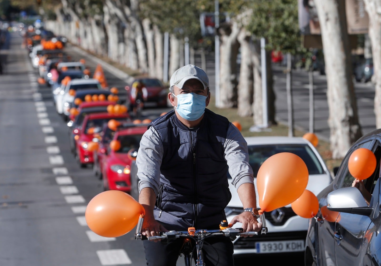 Convocada por la plataforma Más libres, Más plurales, Más iguales -reúne a centros privados y privados concertados- profesores, padres y ciudadanos se han montado en sus vehículos para denunciar esta nueva ley educativa.