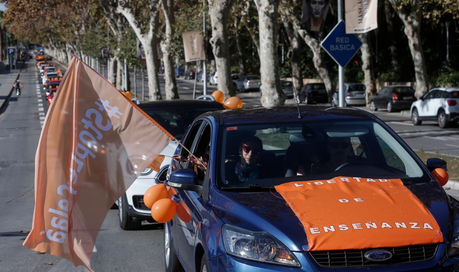 Convocada por la plataforma Más libres, Más plurales, Más iguales -reúne a centros privados y privados concertados- profesores, padres y ciudadanos se han montado en sus vehículos para denunciar esta nueva ley educativa.
