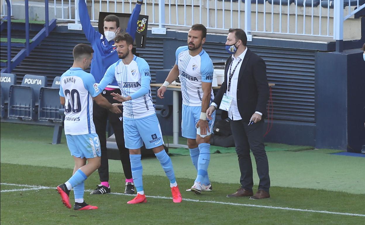 El Málaga realiza un doble cambio en el partido contra el Leganés.