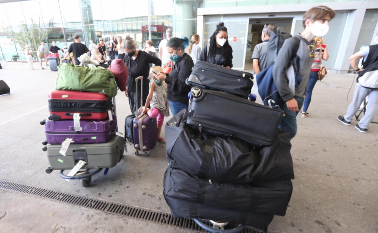Turistas salen del aeropuerto de Málaga. 