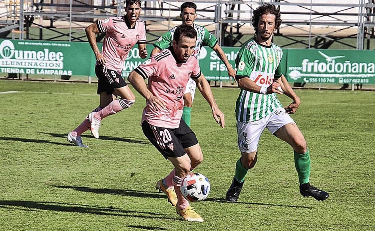 Óscar García, autor del gol del Marbella, en una jugada del partido.