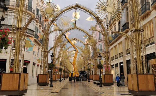 Montaje de las luces de Navidad en Málaga este año.