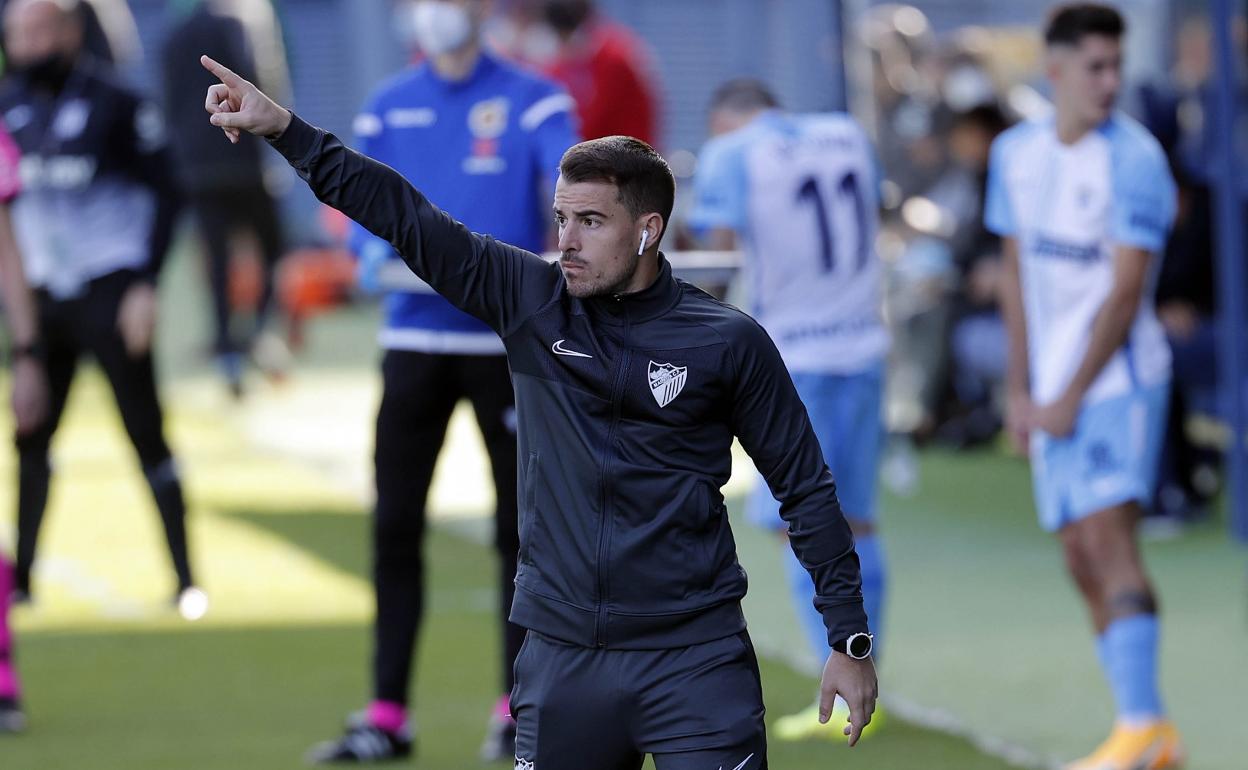 Manolo Sánchez dirige al equipo desde la zona técnica en el partido frente al Leganés, donde Pellicer cumplió el primero de sus dos encuentros de sanción. 
