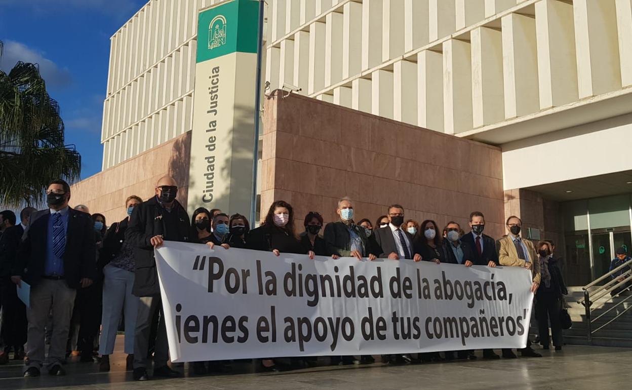 Concentración de apoyo al exdecano de los abogados de Málaga antes de su declaración por desobediencia