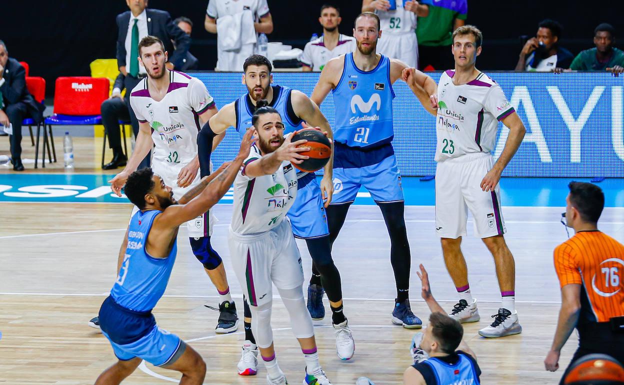 Francis Alonso trata de llegar a la bola en disputa con Roberson en el duelo del domingo en Madrid. 