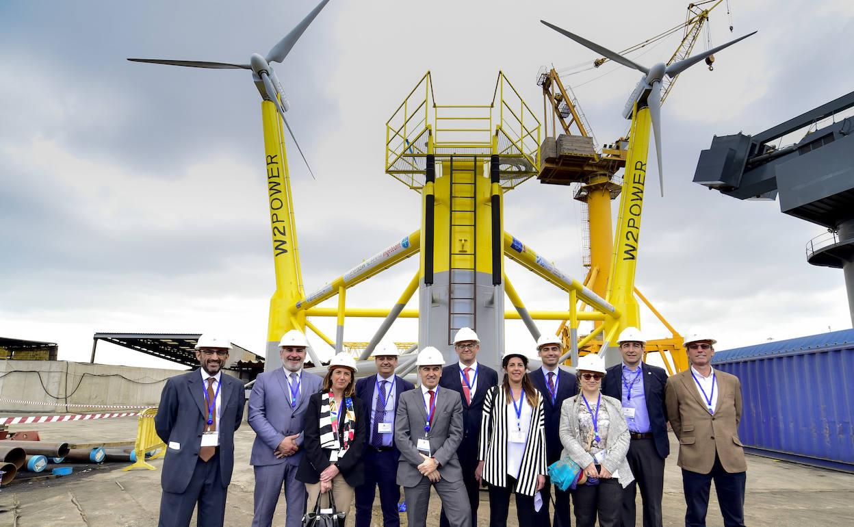 Equipo de EnerOcean y sus socios, con el prototipo a sus espaldas. 