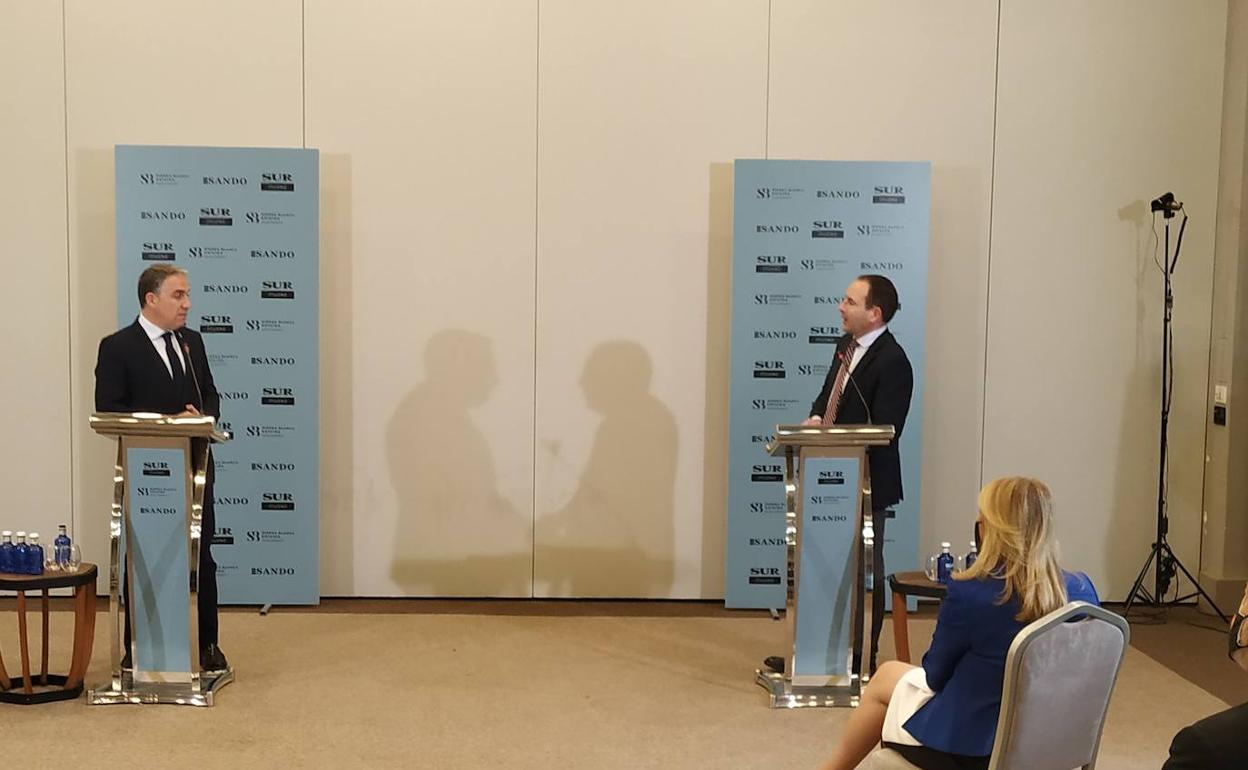 Bendodo, junto a Castillo, en el foro SUR celebrado este lunes en Marbella.