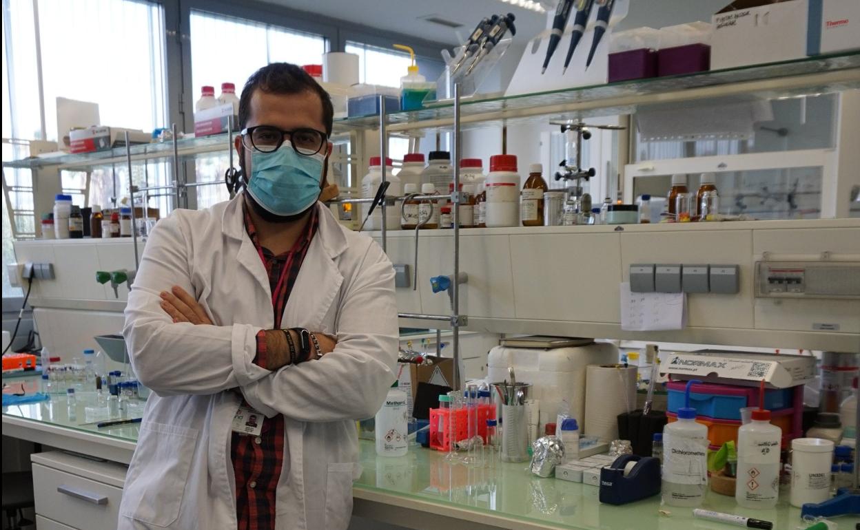 Carlos Benítez, en los laboratorios de Bionand. 