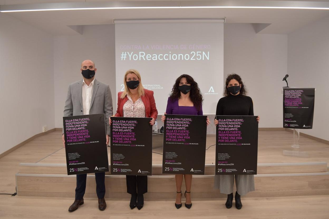 La consejera de Igualdad, Rocío Ruiz, (tercera por la izquierda) en la presentación de la campaña. sur