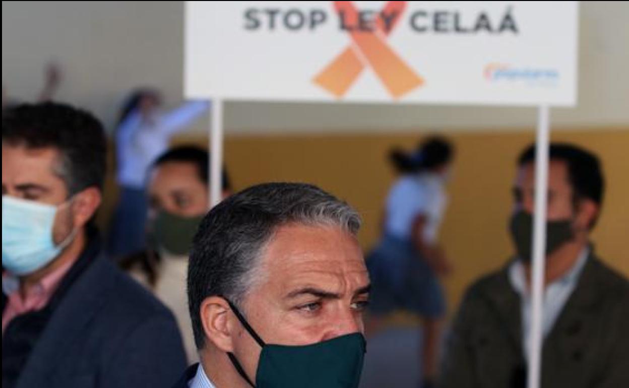 Elías Bendodo, participa en una recogida de firmas contra la Ley Celaá