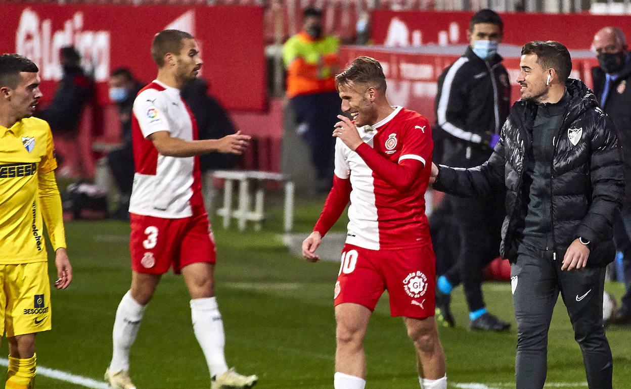 Manolo Sánchez, que volvió a sustituir a Pellicer, en el área técnica durante el partido. 