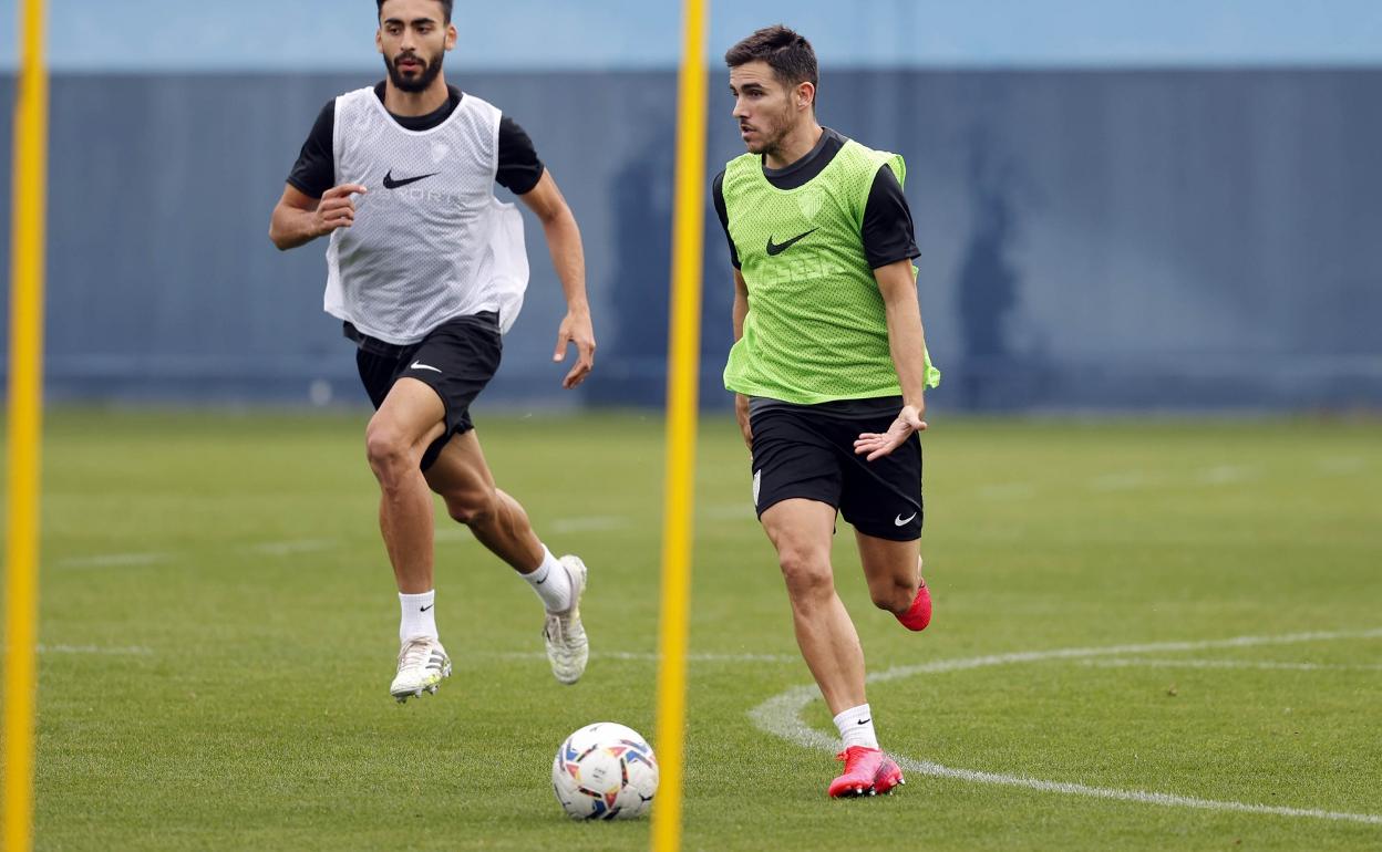 Jairo, quien no tuvo minutos ante el Girona, conduce un balón en el entrenamiento de este miércoles.