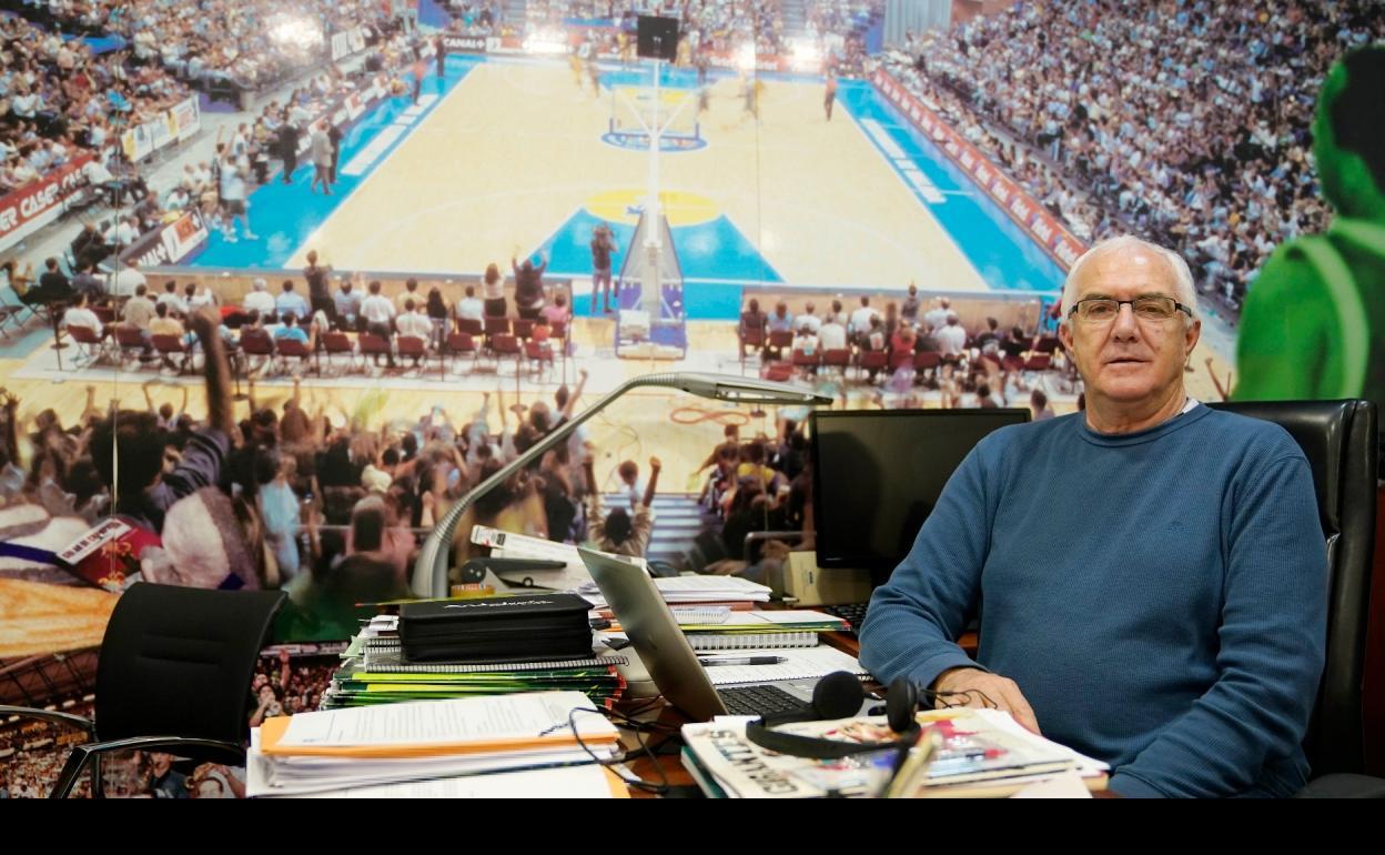 El director deportivo del Unicaja, Manolo Rubia, en su despacho de Los Guindos. 