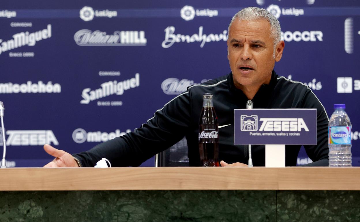 Pellicer, entrenador del Málaga, en sala de prensa de La Rosaleda.