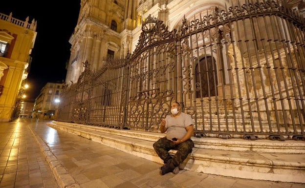 Imagen principal - Málaga tras el toque de queda: la ciudad sedada