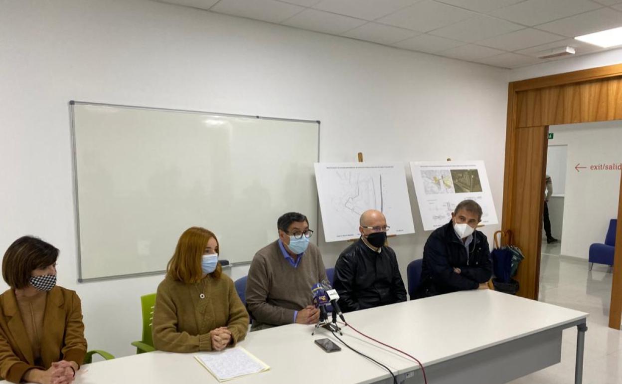 Roberto, Moreno y Pérez, en el centro, han presentado hoy el proyecto del muro. 