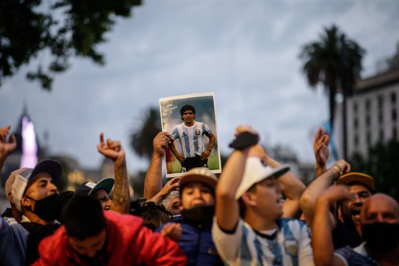 Aficionados argentinos esperan la apertura del velatorio del cuerpo de Maradona. 