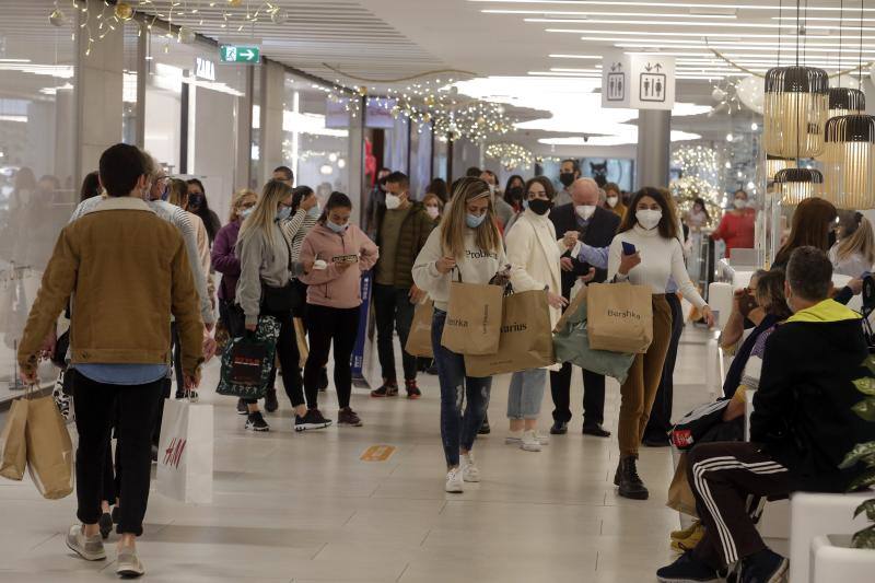 Numerosos establecimientos del Centro de Málaga lanzan ofertas este viernes negro para incentivar el consumo antes de la Navidad