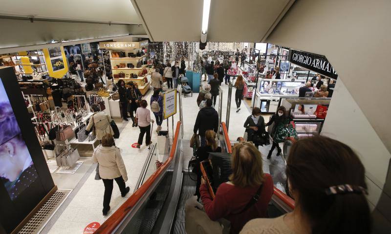 Numerosos establecimientos del Centro de Málaga lanzan ofertas este viernes negro para incentivar el consumo antes de la Navidad