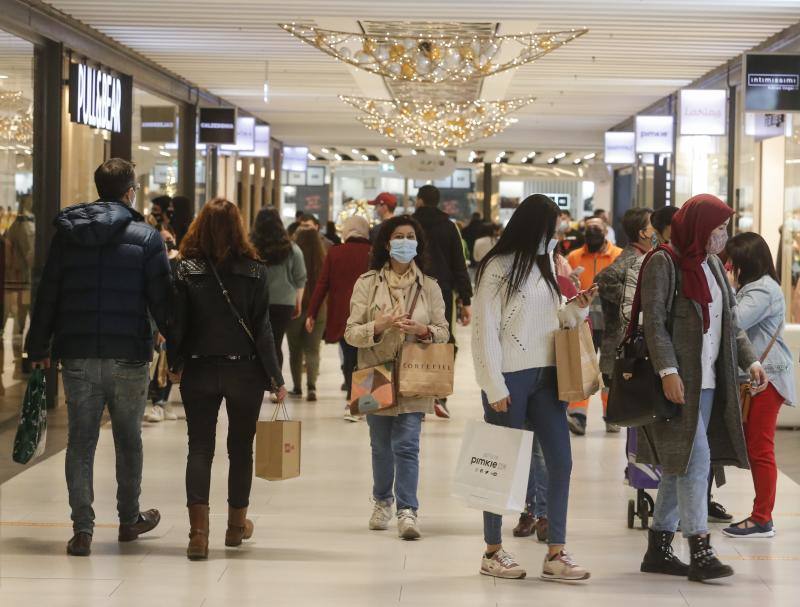 Numerosos establecimientos del Centro de Málaga lanzan ofertas este viernes negro para incentivar el consumo antes de la Navidad