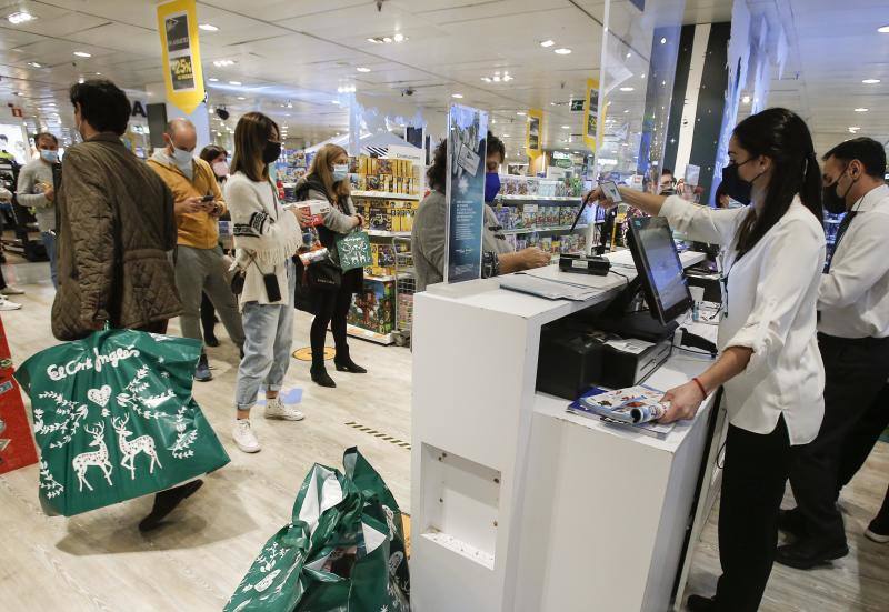 Numerosos establecimientos del Centro de Málaga lanzan ofertas este viernes negro para incentivar el consumo antes de la Navidad