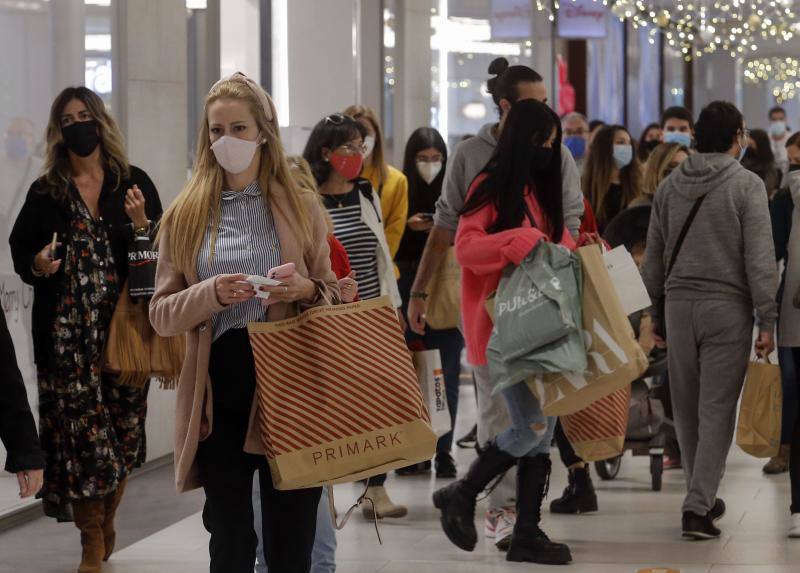 Numerosos establecimientos del Centro de Málaga lanzan ofertas este viernes negro para incentivar el consumo antes de la Navidad