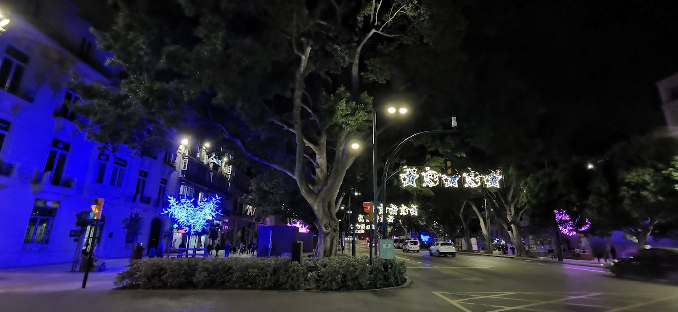 El Centro y los barrios ya lucen su decoración navideña. 