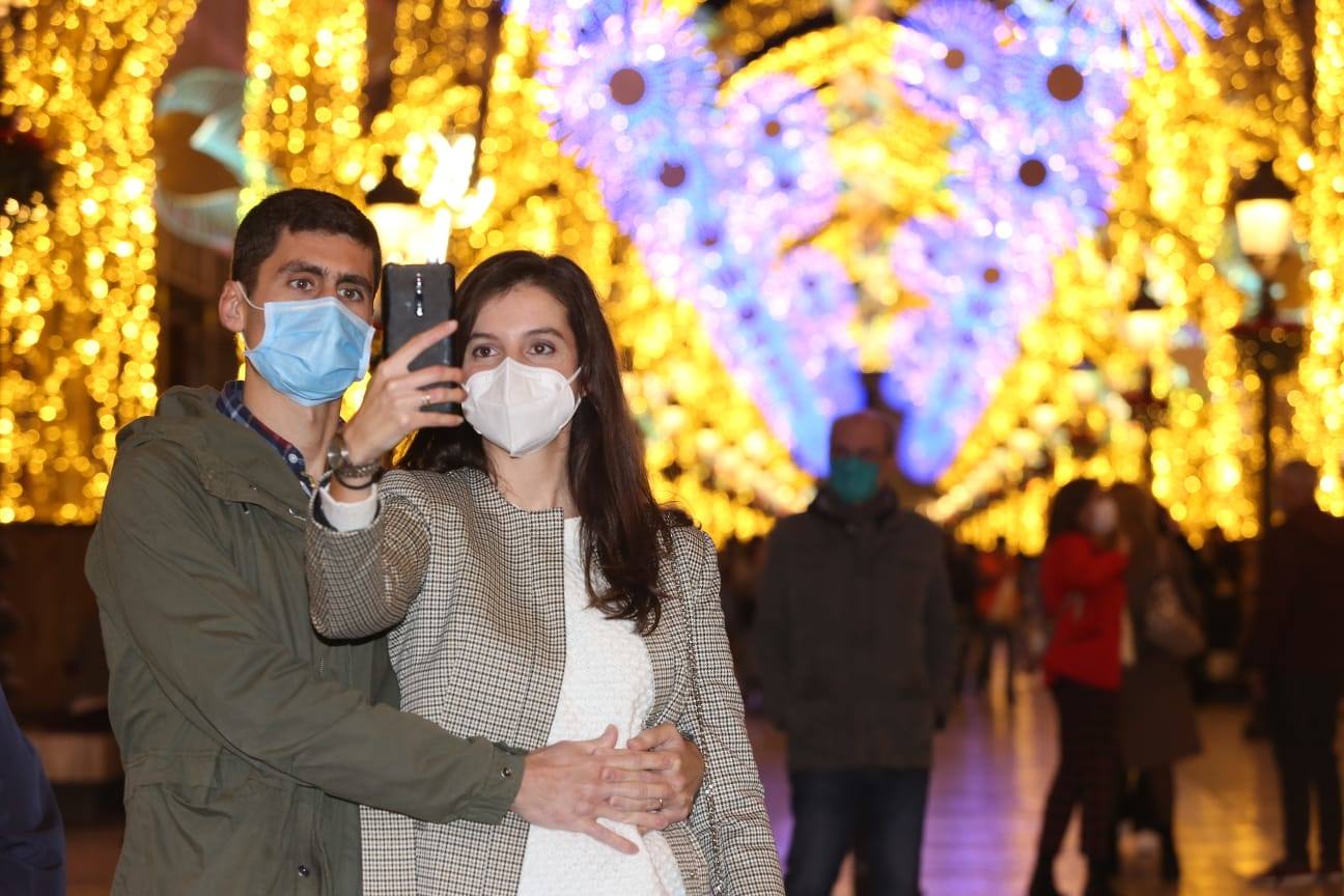 El Centro y los barrios ya lucen su decoración navideña. 