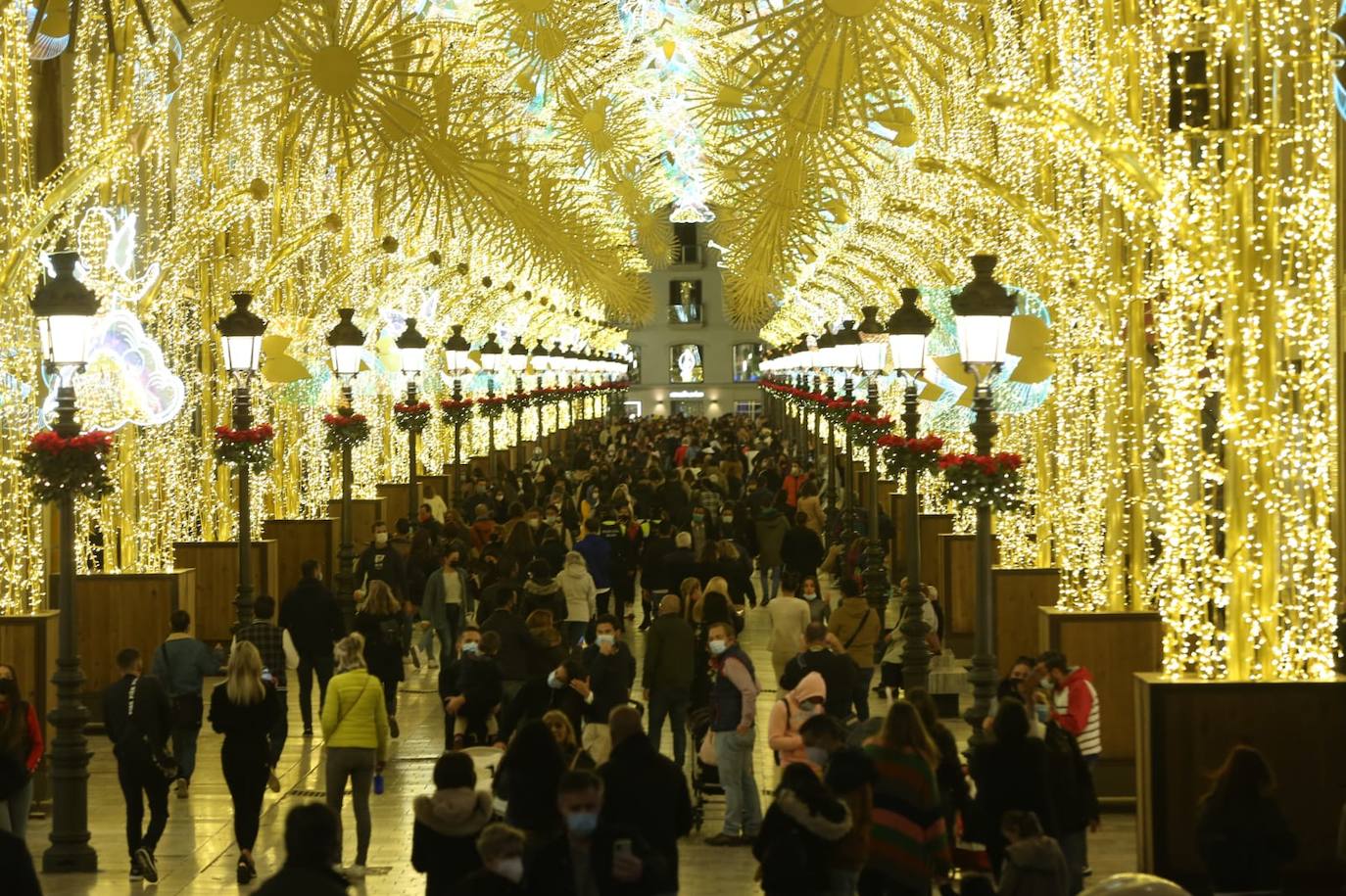 El Centro y los barrios ya lucen su decoración navideña. 