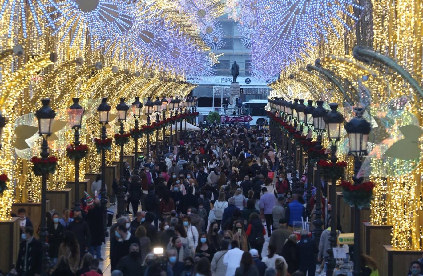 El Centro y los barrios ya lucen su decoración navideña. 