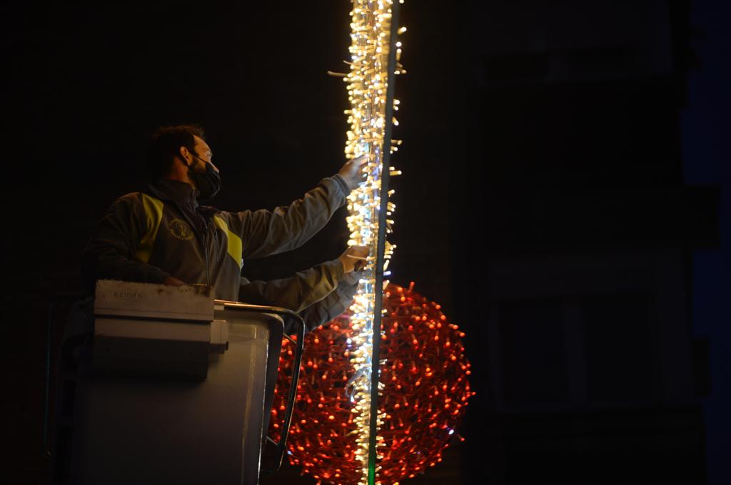 El Centro y los barrios ya lucen su decoración navideña. 