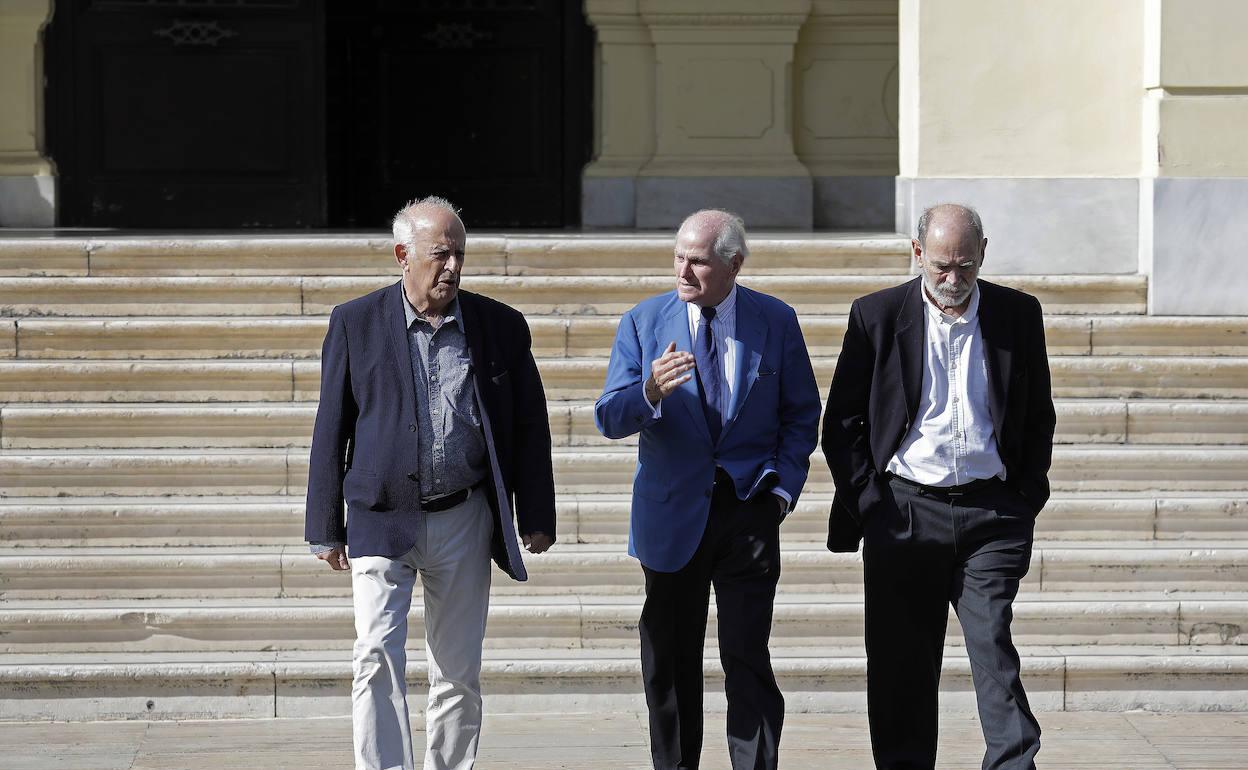 Ramón Calderón, en el centro, tras una visita al Ayuntamiento de Málaga. 